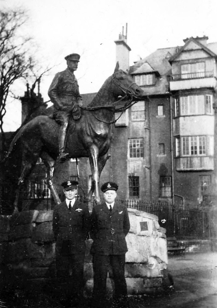 Jack Scott and Ken Oakes in front of the Earl Haig statue, Edinburgh Castle